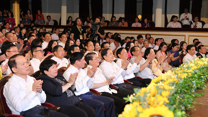 Chủ tịch Quốc hội Trần Thanh Mẫn và các đại biểu dự Chương trình nghệ thuật đặc biệt “Nắng Ba Đình”. Ảnh: Lâm Hiển Chủ tịch Quốc hội Trần Thanh Mẫn dự Chương trình nghệ thuật đặc biệt “Nắng Ba Đình” -0