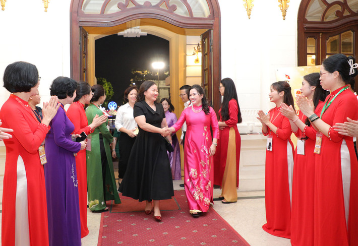 Phó Chủ nhiệm Ủy ban Tài chính - Ngân sách Phạm Thúy Chinh tới dự Chương trình nghệ thuật đặc biệt “Nắng Ba Đình”. Ảnh: Hồ Long Chủ tịch Quốc hội Trần Thanh Mẫn dự Chương trình nghệ thuật đặc biệt “Nắng Ba Đình” -0