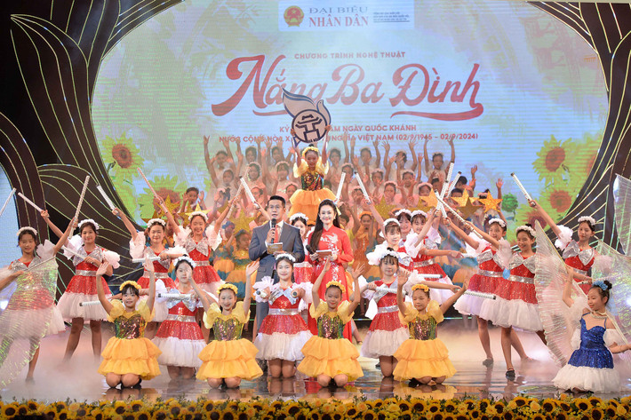 Chương trình nghệ thuật đặc biệt “Nắng Ba Đình”. Ảnh: Hồ Long Chủ tịch Quốc hội Trần Thanh Mẫn dự Chương trình nghệ thuật đặc biệt “Nắng Ba Đình” -0
