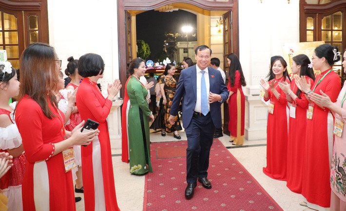 Chủ nhiệm Ủy ban Quốc phòng và An ninh, Trung tướng Lê Tấn Tới tới dự Chương trình nghệ thuật đặc biệt “Nắng Ba Đình”. Ảnh: Khánh Duy Chủ tịch Quốc hội Trần Thanh Mẫn dự Chương trình nghệ thuật đặc biệt “Nắng Ba Đình” -0