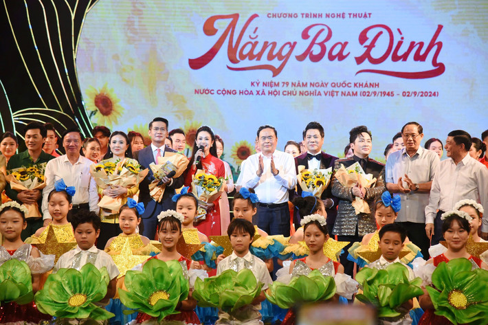 Chủ tịch Quốc hội Trần Thanh Mẫn và các đại biểu chụp ảnh lưu niệm cùng các nghệ sỹ biểu diễn tại Chương trình. Ảnh: Quang Khánh Chủ tịch Quốc hội Trần Thanh Mẫn dự Chương trình nghệ thuật đặc biệt “Nắng Ba Đình” -0