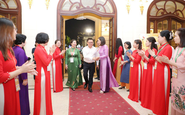 Phó Trưởng Ban Tuyên giáo Trung ương, Chủ tịch Hội Nhà báo Việt Nam, Tổng Biên tập Báo Nhân dân Lê Quốc Minh tới dự Chương trình nghệ thuật đặc biệt “Nắng Ba Đình”. Ảnh: Khánh Duy Chủ tịch Quốc hội Trần Thanh Mẫn dự Chương trình nghệ thuật đặc biệt “Nắng Ba Đình” -0