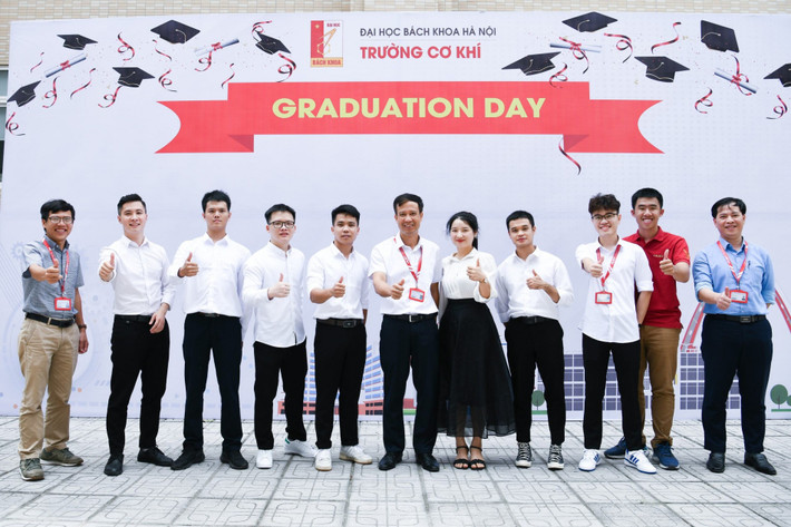 GS.TS Lê Anh Tuấn cùng các sinh viên Trường Cơ khí, Đại học Bách khoa Hà Nội trong lễ tốt nghiệp (Ảnh: Duy Thành) Ba nhóm yếu tố cấu thành một đại học đẳng cấp quốc tế -0