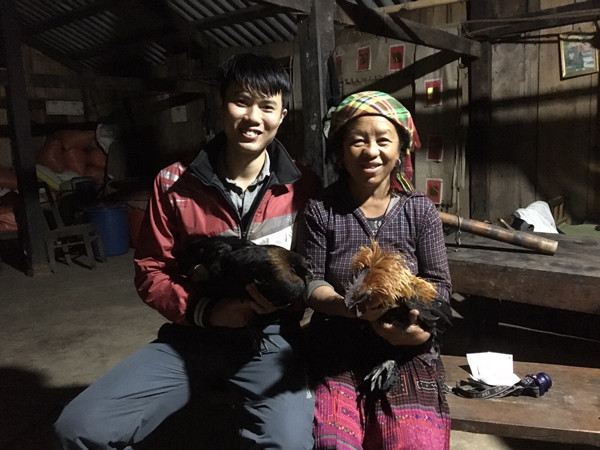 Khởi nghiệp với giống gà đen thuần chủng ảnh 1 Nguyễn Thanh Bình mất nhiều ngày lặn lội lên các bản xa xôi của Yên Bái để tìm mua giống gà Mông thuần chủng. Ảnh: NVCC