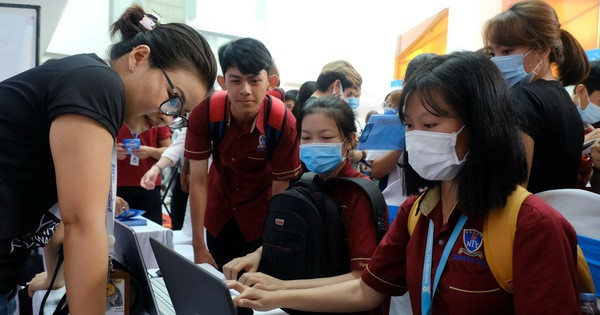 Người lao động tìm hiểu thông tin về XKLĐ những tháng đầu năm 2021 Người lao động tìm hiểu thông tin về XKLĐ những tháng đầu năm 2021