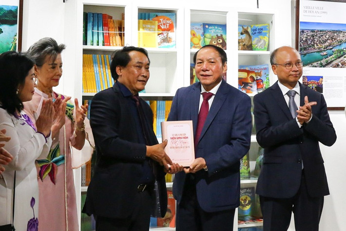 Bộ trưởng Văn hóa, Thể thao và Du lịch Nguyễn Văn Hùng trao tặng sách cho Trung tâm Văn hoá Việt Nam tại Pháp. Ảnh: BTC Sách của Tổng Bí thư là cẩm nang quan trọng cho người làm văn hóa -0
