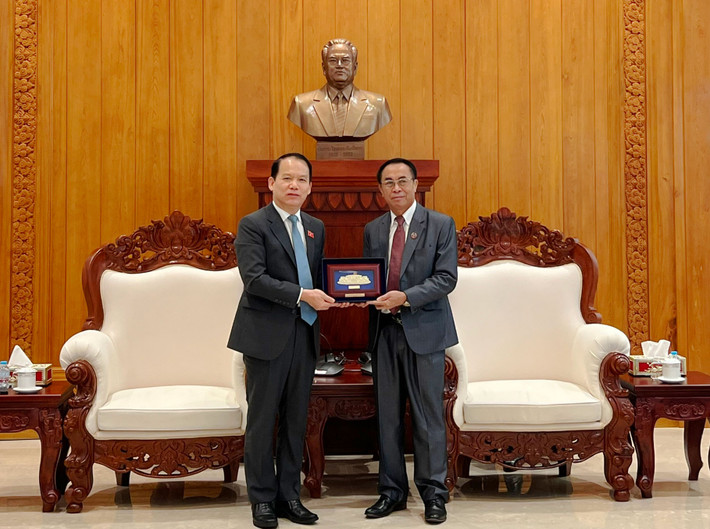 Chủ nhiệm Ủy ban Pháp luật Hoàng Thanh Tùng và Chủ nhiệm Ủy ban Pháp luật của Quốc hội Lào Khampheng Vilaphan trao quà lưu niệm Chủ nhiệm Ủy ban Pháp luật Hoàng Thanh Tùng hội kiến Chủ nhiệm Ủy ban Pháp luật của Quốc hội Lào -0