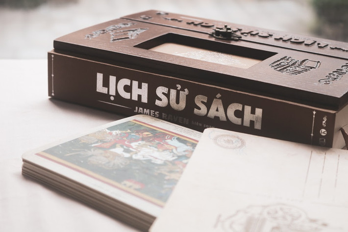 Tác phẩm cho thấy cho thấy sách đã liên tục được sửa đổi, cải cách theo thời gian ở nhiều khu vực khác nhau trên thế giới Phá vỡ rào cản với sự hiểu biết về sách -0