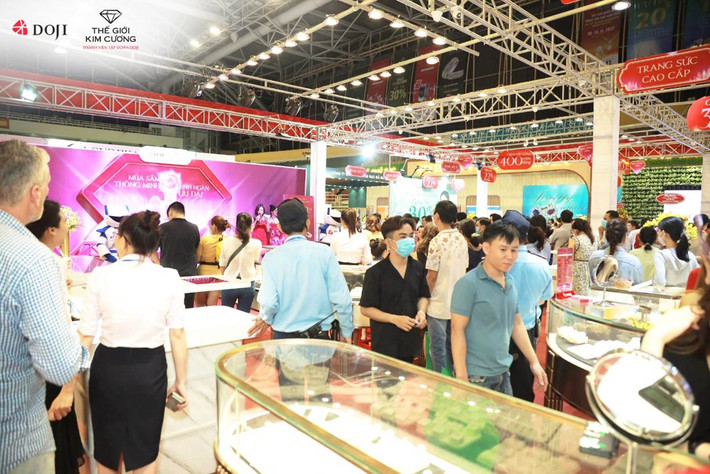 Khu gian hàng DOJI và Thế Giới Kim cương tấp nập khách mua sắm tại Hội chợ VIJF 2022 ảnh 3 Không khí mua sắm tấp nập tại Hội chợ VIJF 2022 Khu gian hàng DOJI và Thế Giới Kim cương tấp nập khách mua sắm tại Hội chợ VIJF 2022 -2