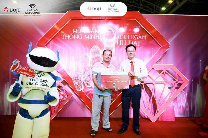 Anh Phạm Trần Dũng Lam - Khách hàng may mắn trúng Giải Nhất iPhone 14 Promax Không khí mua sắm tấp nập tại Hội chợ VIJF 2022 Khu gian hàng DOJI và Thế Giới Kim cương tấp nập khách mua sắm tại Hội chợ VIJF 2022 -0