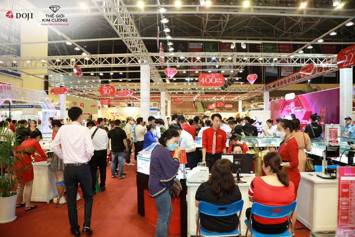 Khu gian hàng DOJI và Thế Giới Kim cương tấp nập khách mua sắm tại Hội chợ VIJF 2022 ảnh 1 Không khí mua sắm tấp nập tại Hội chợ VIJF 2022 Khu gian hàng DOJI và Thế Giới Kim cương tấp nập khách mua sắm tại Hội chợ VIJF 2022 -0