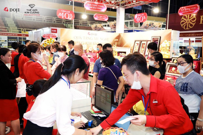 Khu gian hàng DOJI và Thế Giới Kim cương tấp nập khách mua sắm tại Hội chợ VIJF 2022 ảnh 9 Không khí mua sắm tấp nập tại Hội chợ VIJF 2022 Khu gian hàng DOJI và Thế Giới Kim cương tấp nập khách mua sắm tại Hội chợ VIJF 2022 -8