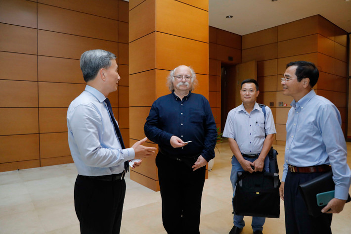 Chủ nhiệm Ủy ban Khoa học, Công nghệ và Môi trường Lê Quang Huy tiếp Giáo sư Duncan Haldane ảnh 1 Chủ nhiệm Ủy ban Khoa học, Công nghệ và Môi trường Lê Quang Huy tiếp Giáo sư Duncan Haldane -0