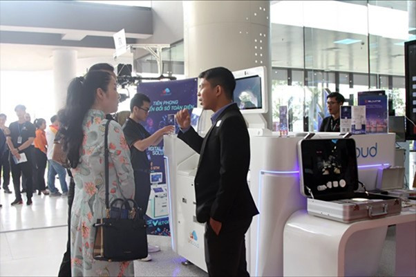 Khách tham quan ấn tượng với hệ thống máy STM (ngân hàng thông minh đa tiện ích) tại triển lãm Unicloud - Đơn vị duy nhất đầu tư nhà máy Smart Factory đặt tại Khu công nghệ cao thành phố Hồ Chí Minh -0