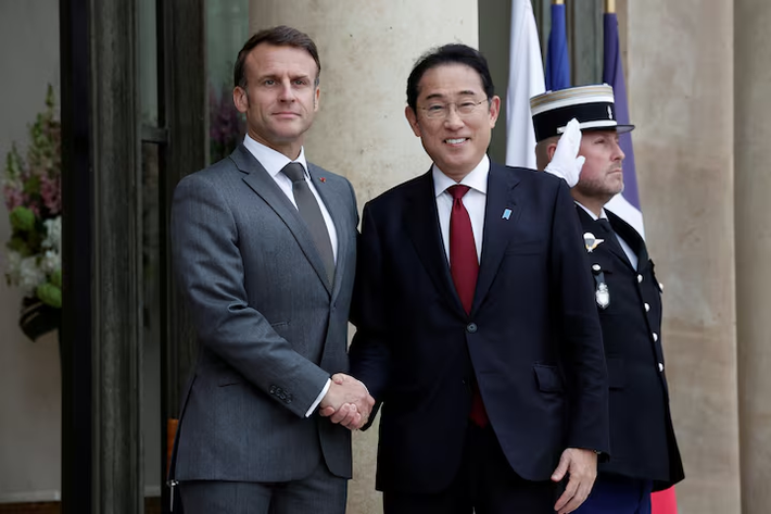 Tổng thống Pháp Emmanuel Macron chào đón Thủ tướng Nhật Bản Fumio Kishida khi ông đến dự cuộc họp tại Cung điện Elysee ngày 2.5. Ảnh: Reuters Pháp, Nhật bắt đầu đàm phán về thỏa thuận hợp tác giữa hai quân đội -0
