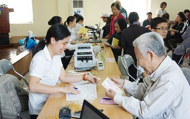 Đẩy mạnh hướng dẫn người dân mở tài khoản, kích hoạt tài khoản ATM nhận lương hưu, trợ cấp. Ảnh: BH Nhiều đơn vị BHXH vượt chỉ tiêu chi trả chế độ qua ATM -0