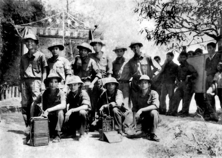 Trung đội thông tin Tiểu đoàn 9, Trung đoàn 271, tháng 7.1975 (tác giả đứng thứ ba từ trái sang) Trung đội thông tin Tiểu đoàn 9, Trung đoàn 271, tháng 7.1975 (tác giả đứng thứ ba từ trái sang)