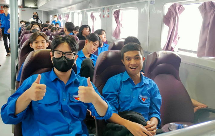 Các thí sinh ở các xã đảo, huyện Kiên Hải đã vượt biển vào đất liền vào chiều hôm qua Kiên Giang: Vận chuyển đề thi bằng tàu cao tốc ra Phú Quốc an toàn