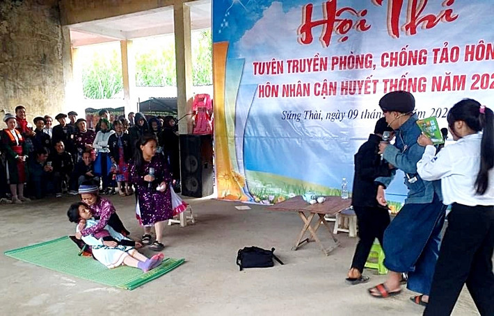 Yên Minh đẩy lùi nạn tảo hôn và hôn nhân cận huyết thống ảnh 1 Yên Minh đa dạng hóa các hình thức tuyên truyền để giảm thiểu tảo hôn, hôn nhân cận huyết thống. Ảnh: Lan Phương