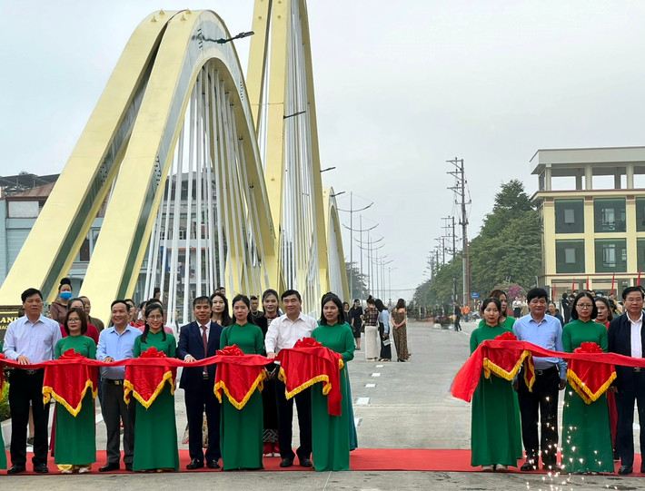 Bí thư Tỉnh ủy Điện Biên Trần Quốc Cường và các đại biểu cắt băng chính thức thông xe cầu Thanh Bình 15d1585ebc63c0bdimg_20231101_091030.jpg -0