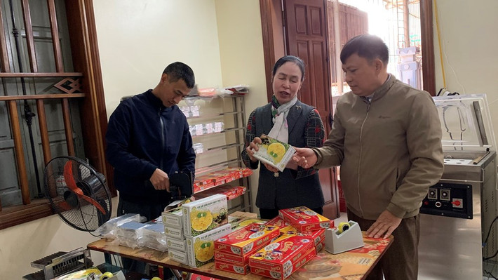 Bà Vũ Thị Quý giới thiệu Sản phẩm chè kho Đại Đồng. Ảnh: ITN Bà Vũ Thị Quý giới thiệu Sản phẩm chè kho Đại Đồng. Ảnh: ITN