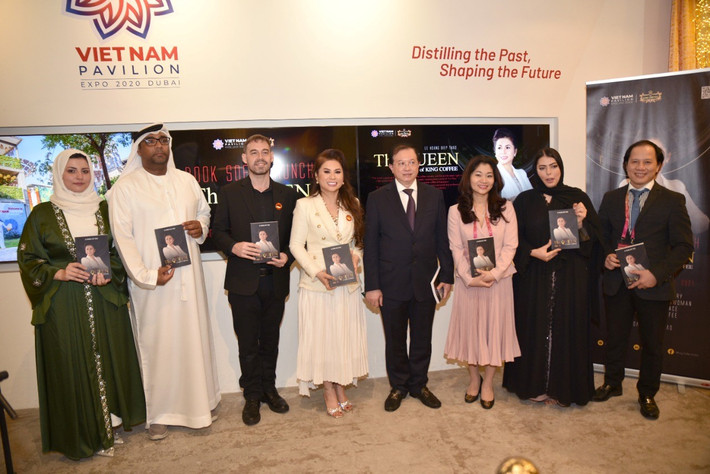 Bà Lê Hoàng Diệp Thảo cùng các đại biểu tại lễ ra mắt sách ở EXPO 2020 Dubai Bà Lê Hoàng Diệp Thảo cùng các đại biểu tại lễ ra mắt sách ở EXPO 2020 Dubai
