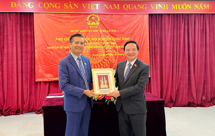 Đại sứ Việt Nam tại Malaysia Đinh Ngọc Linh trao quà tặng Phó Chủ tịch Quốc hội Nguyễn Khắc Định Phó Chủ tịch Quốc hội Nguyễn Khắc Định thăm Đại sứ quán, gặp mặt đại diện cộng đồng người Việt Nam tại Malaysia -0