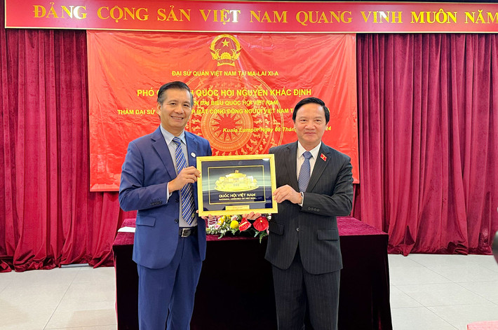 Phó Chủ tịch Quốc hội Nguyễn Khắc Định trao quà tặng Đại sứ Việt Nam tại Malaysia Đinh Ngọc Linh Phó Chủ tịch Quốc hội Nguyễn Khắc Định thăm Đại sứ quán, gặp mặt đại diện cộng đồng người Việt Nam tại Malaysia -0