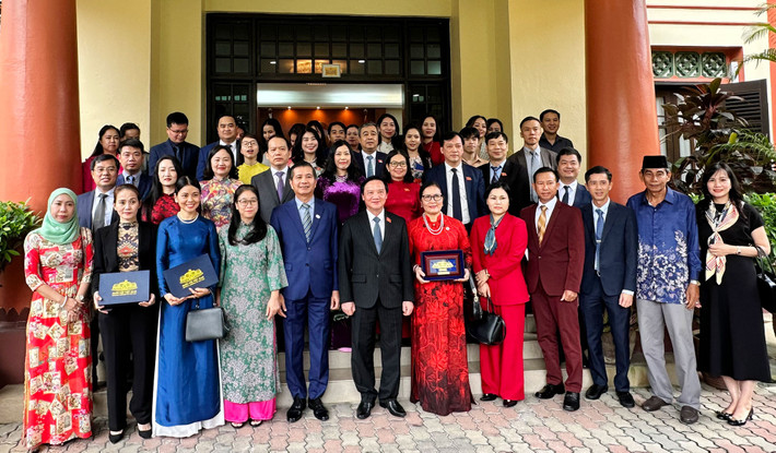 Phó Chủ tịch Quốc hội Nguyễn Khắc Định, Đoàn đại biểu Quốc hội Việt Nam cùng với đại diện Đại sứ quán Việt Nam tại Malaysia và đại diện cộng đồng người Việt tại Malaysia Phó Chủ tịch Quốc hội Nguyễn Khắc Định thăm Đại sứ quán, gặp mặt đại diện cộng đồng người Việt Nam tại Malaysia -0