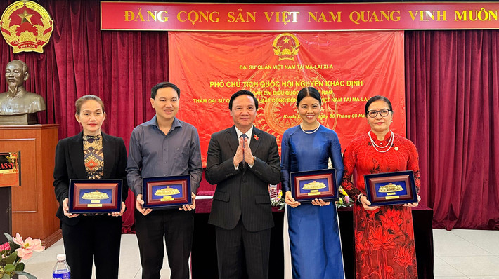 Phó Chủ tịch Quốc hội Nguyễn Khắc Định trao quà tặng đại diện cộng đồng người Việt tại Malaysia Phó Chủ tịch Quốc hội Nguyễn Khắc Định thăm Đại sứ quán, gặp mặt đại diện cộng đồng người Việt Nam tại Malaysia -0