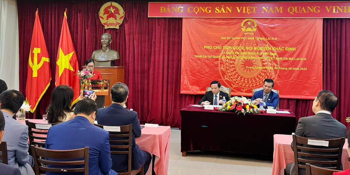 Quang cảnh cuộc gặp mặt Phó Chủ tịch Quốc hội Nguyễn Khắc Định thăm Đại sứ quán, gặp mặt đại diện cộng đồng người Việt Nam tại Malaysia -0