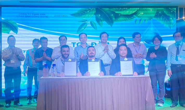 Các đơn vị vui mừng sau khi lễ ký kết thành công tốt đẹp Ký kết chuyển giao công nghệ xử lý nước nano -0