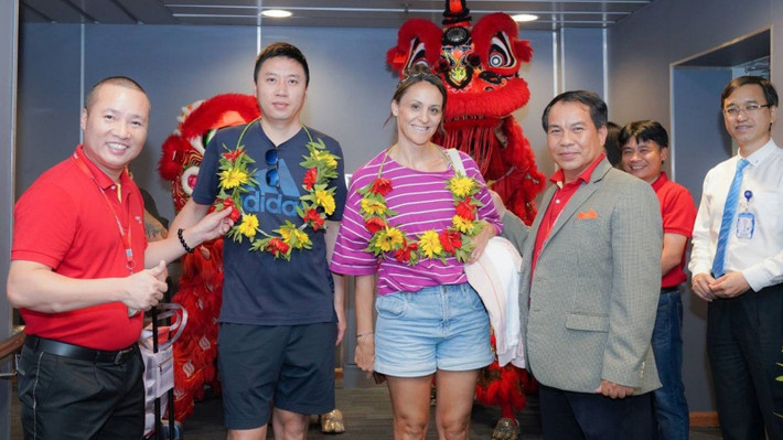 Du khách trên chuyến bay đầu tiên từ Trung Quốc trở lại Đà Nẵng ngày 3.7.2023. Ảnh: NTB Đà Nẵng bắt đầu đón các chuyến bay trực tiếp từ Hongkong -0