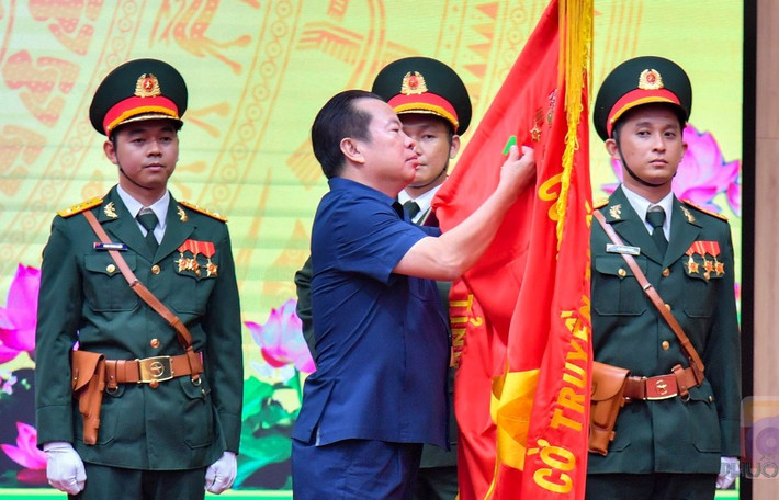 Thừa ủy quyền của Chủ tịch nước, Phó Bí thư Thường trực Tỉnh ủy, Chủ tịch HĐND tỉnh Kiên Giang Mai Văn Huỳnh gắn Huân chương Bảo vệ Tổ quốc hạng ba lên cờ truyền thống (Ảnh: Phương Vũ). Kiên Giang đón nhận Huân chương Bảo vệ Tổ quốc hạng ba