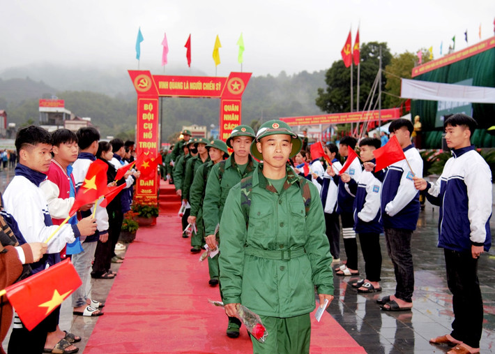 Các thanh niên của huyện Quang Bình hăng hái lên đường nhập ngũ Hà Giang: Sôi nổi ngày hội tòng quân năm 2024 -0