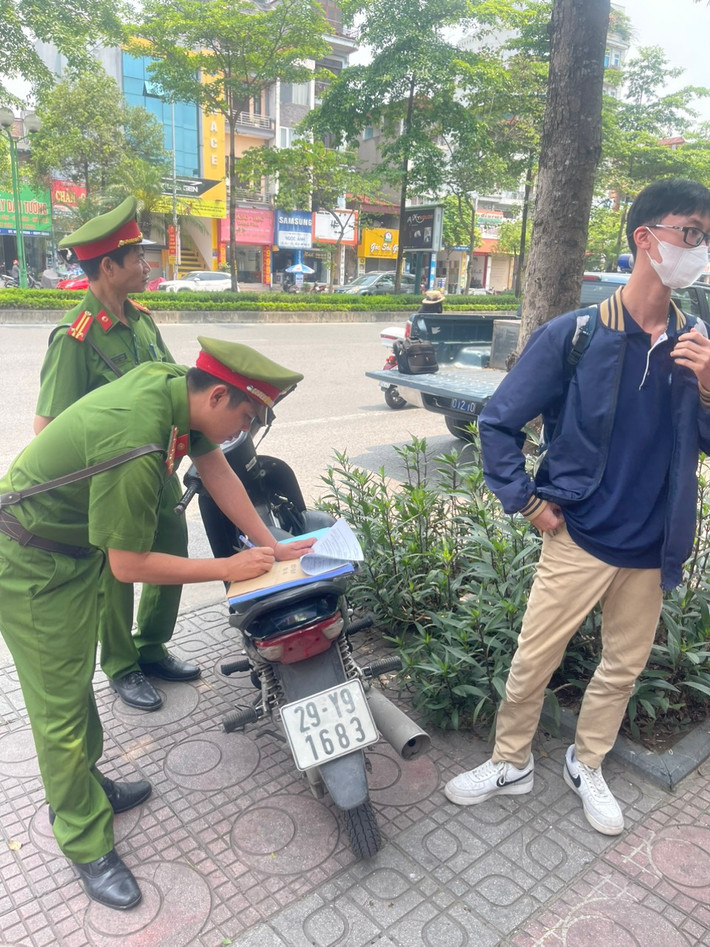 Lực lượng chức năng kiên quyết xử lý các vi phạm về trật tự an toàn giao thông. Ảnh: Văn Anh Quyết tâm xây dựng “văn hóa giao thông