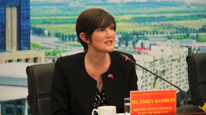 Tổng Lãnh sự Anh tại TP. Hồ Chí Minh Emily Hamblin chia sẻ tại điểm cầu Bình Dương Emily Hamblin, Tổng Lãnh sự Anh tại TP Hồ Chí Minh chia sẻ niềm vui khi được chứng kiến sự hợp tác của hai đơn vị ở điểm cầu Bình Dương