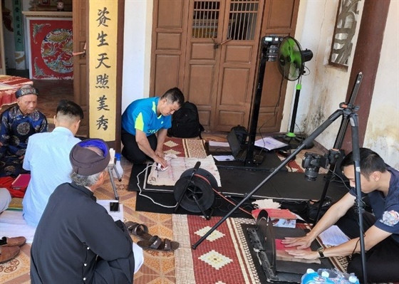 Đoàn cán bộ Thư viện Tổng hợp tỉnh Thừa Thiên Huế triển khai công tác số hóa tài liệu Hán - Nôm tại các họ tộc, làng xã. Nguồn:thuvien.thuathienhue.gov.vn Thư viện Tổng hợp tỉnh Thừa Thiên Huế đẩy mạnh số hóa tài liệu Hán - Nôm -0