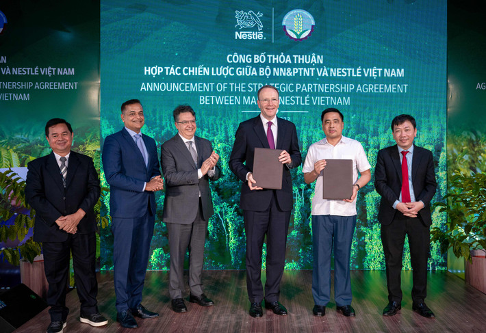 Đại diện lãnh đạo Bộ Nông nghiệp và Phát triển Nông thôn và lãnh đạo Tập đoàn Nestlé tại lễ công bố thỏa thuận hợp tác chiến lược giữa hai bên Đại diện lãnh đạo Bộ Nông nghiệp và Phát triển Nông thôn và lãnh đạo Tập đoàn Nestlé tại lễ công bố thỏa thuận hợp tác chiến lược giữa hai bên