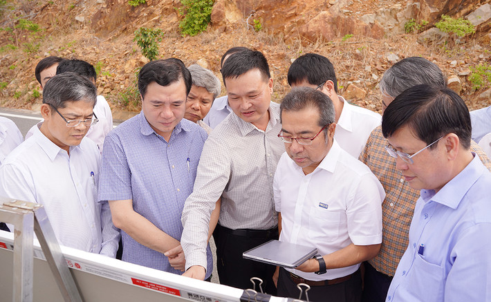 Lãnh đạo Bộ Công Thương và đoàn công tác EVN khảo sát địa điểm thi công Dự án tại tỉnh Sóc Trăng, tháng 3.2024. Ảnh: EVNEIC Kéo cáp ngầm đưa điện ra Côn Đảo -0