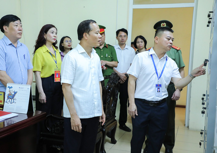 Phó Chủ tịch Thường trực UBND tỉnh Bắc Giang Mai Sơn và Đoàn công tác kiểm tra Phòng lưu trữ đề/bài thi tại điểm thi Trường THPT chuyên Bắc Giang. Ảnh: ITN Bắc Giang: Sẵn sàng các phương án đảm bảo an toàn cho kỳ thi tốt nghiệp THPT 2024 -0