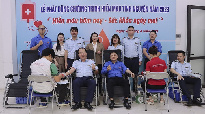 Tổng Cục trưởng Trần Hữu Linh cùng đại diện các đơn vị tham gia hiến máu, góp phần cứu chữa cho nhiều người bệnh Lực lượng Quản lý thị trường góp thêm 41.300ml máu vào quỹ máu quốc gia -0
