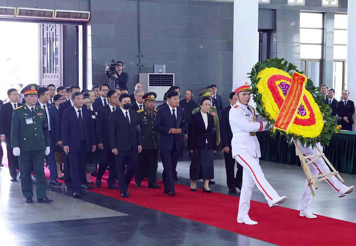 Đoàn đại biểu cấp cao Đảng, Nhà nước Lào do Tổng Bí thư, Chủ tịch nước Thongloun Sisoulith làm Trưởng đoàn, viếng Tổng Bí thư Nguyễn Phú Trọng. Ảnh: TTXVN Tổng Bí thư Nguyễn Phú Trọng mãi mãi thuộc về Tổ quốc và Nhân dân! -0