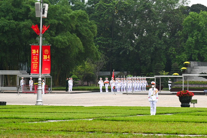 Trang nghiêm lễ thượng cờ tại quảng trường Ba Đình nhân dịp 47 năm ngày thống nhất đất nước ảnh 2 Trang nghiêm lễ thượng cờ tại quảng trường Ba Đình nhân dịp 47 năm ngày thống nhất đất nước -0