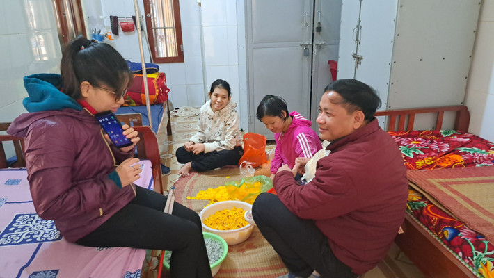 Em Bùi Thị Hậu chia sẻ với phóng viên Ấm lòng những trẻ mồ côi được về ăn Tết với