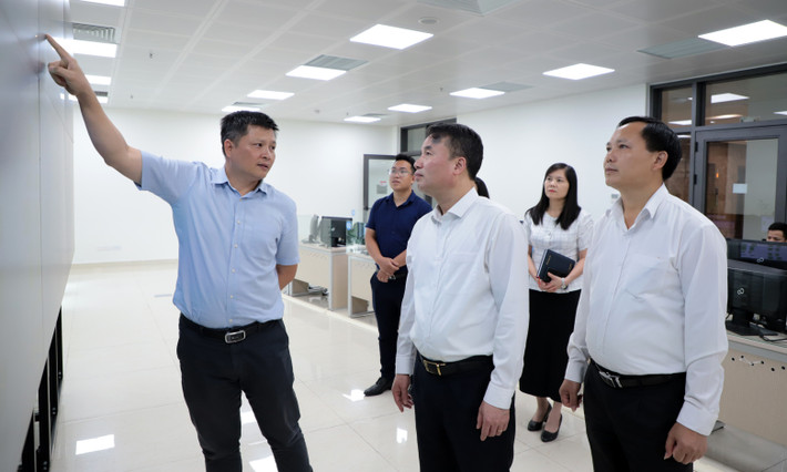 Đồng bộ, chính xác và tăng tính bảo mật ảnh 1 Tổng Giám đốc BHXH Việt Nam Nguyễn Thế Mạnhkiểm tra, đánh giá hoạt động của Trung tâm Điều hành hệ thống công nghệ thông tin. Ảnh: BH