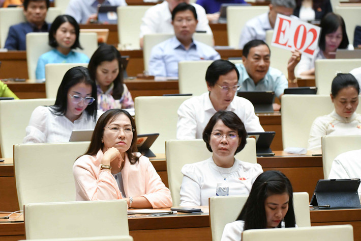 Các đại biểu tại phiên chất vấn và trả lời chất vấn. Ảnh: Lâm Hiển Cấp bách thực hiện nghiêm pháp luật về bảo vệ môi trường nước -0