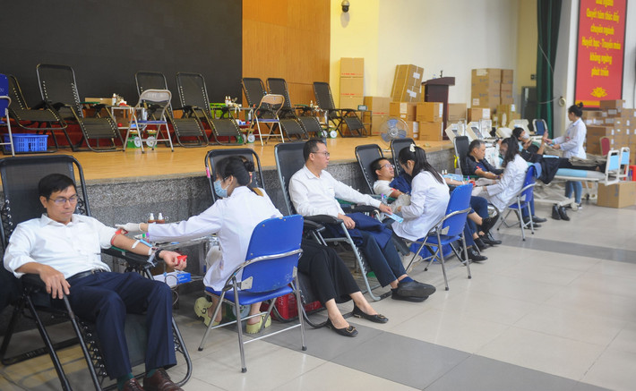 Cán bộ, công nhân viên Cơ quan Tổng công ty tham gia hiến máu tại Viện Huyết học - Truyền máu Trung ương sáng 4.12. Ảnh: EVNGENCO1 EVNGENCO1 hưởng ứng Tuần lễ hồng