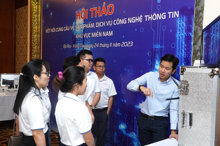 Đại diện các doanh nghiệp giới thiệu về các công nghệ mới Xây dựng Vùng động lực công nghiệp công nghệ thông tin tại Đông Nam Bộ