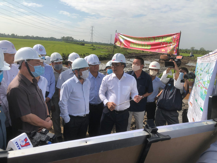 Bộ trưởng Bộ GTVT Nguyễn Văn Thể trò chuyện với cán bộ, kỹ sư và công nhân Ban quản lý Dự án Mỹ Thuận về cao tốc Mỹ Thuận- Cần Thơ Bộ trưởng Bộ GTVT NGuyễ Văn Thể trò chuyện với cán bộ, kỹ sư và công nhân Ban quản lý Dự án Mỹ Thuận về cao tốc MỸ Thuận- Cần Thơ Copy
